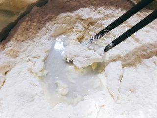 2、葱香肉肉水煎包 一口一个大满足,分多次、少量，倒入温水。