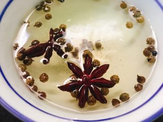 3、葱香肉肉水煎包 一口一个大满足,花椒八角用约60度温水泡15分钟，放凉备用。