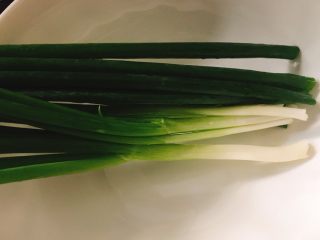 4、葱香肉肉水煎包 一口一个大满足,小葱择干净，洗好沥干。