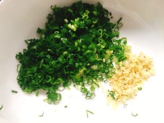 5、葱香肉肉水煎包 一口一个大满足,将小葱切末，姜片切末。