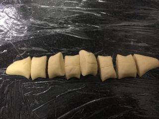 7、葱香肉肉水煎包 一口一个大满足,将面团切成3份，再搓成长条并切成一个个小挤子。