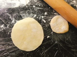 8、葱香肉肉水煎包 一口一个大满足,将小挤子擀成圆片。