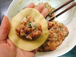 9、葱香肉肉水煎包 一口一个大满足,加入肉馅。