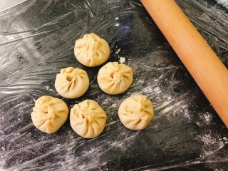 11、葱香肉肉水煎包 一口一个大满足,大概就是这样…包到全部完成。