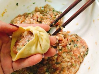 10、葱香肉肉水煎包 一口一个大满足,捏一个个小褶子，顺着一个方向包。