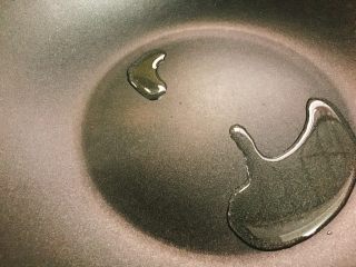 12、葱香肉肉水煎包 一口一个大满足,干净的平底锅中火预热，加入少许食用油，加热至6成热。