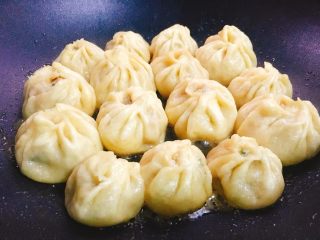 13、葱香肉肉水煎包 一口一个大满足,待水收快干，转为中火。开盖收干水分即可。