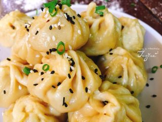 14、葱香肉肉水煎包 一口一个大满足,盛起水煎包，撒上小葱花，预先炒熟的黑白芝麻点缀。