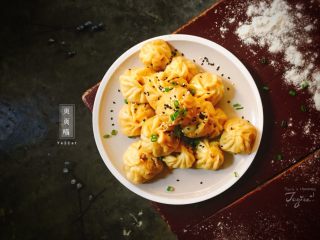 16、葱香肉肉水煎包 一口一个大满足,做起来，爸爸妈妈说他们也很喜欢呢…