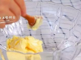 1、卡通饼干,用打蛋器低速将黄油打发成羽毛状。