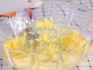 2、卡通饼干,糖粉分2次加入，糖粉加入后，先不开打蛋器，用打蛋头将糖粉和黄油融合下再打发，否则糖粉会飞溅出来。第2次加糖的时候别忘了盐一起加入。