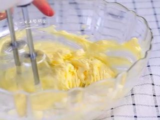 3、卡通饼干,将室温放置的鸡蛋打散，蛋液分2次加入到黄油中，上一次蛋液和黄油完全融合了再加下一次。否则会出现油水分离。