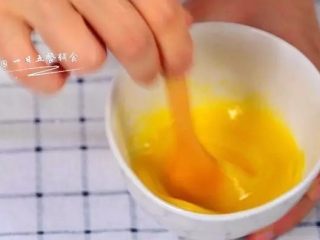 4、卡通饼干,小贴士：油水分离就是鸡蛋加入黄油中后，出现水状。那么这样的形态，做出来的饼干也是没有口感的。怎么样来避免油水分离呢？要求鸡蛋要回到室温