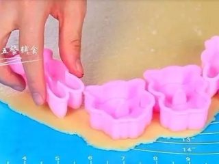 7、卡通饼干,饼干模具压出花纹。