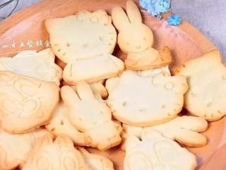 8、卡通饼干,刚烤好的饼干是软的，等完全放凉后，就会酥脆了。