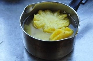 2、菠萝慕斯,菠萝去皮,切片放入盐水中浸泡10分钟