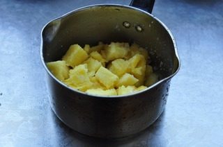 3、菠萝慕斯,切块用白砂糖腌渍20分钟