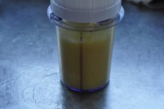 4、菠萝慕斯,取一半加腌出来的菠萝汁一起打成泥