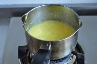 5、菠萝慕斯,放入小锅中小火煮粘稠