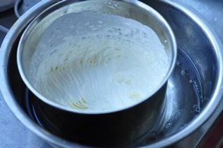 6、菠萝慕斯,淡奶油加30克白砂糖打发放冰箱备用