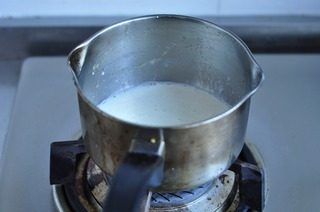 7、菠萝慕斯,牛奶加鱼胶粉柠檬汁一小勺一起小火煮到鱼胶粉全部融化