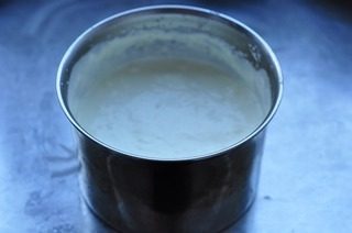 8、菠萝慕斯,酸奶,菠萝泥,牛奶液混合搅拌均匀,加入淡奶油用打蛋器打均匀即成慕斯馅