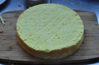 9、菠萝慕斯,戚风修边,比模具要小一点