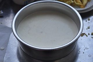 10、菠萝慕斯,一层戚风一层慕斯糊,做两层即可