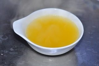 12、菠萝慕斯,鲜榨菠萝汁过滤,加入鱼胶粉搅拌均匀后入小锅加热到鱼胶粉全部融化,放凉后浇在蛋糕面上,冷藏两小时以上即可