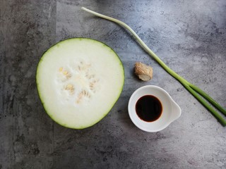 1、似肉不是肉，红烧冬瓜,首先准备好食材：冬瓜一斤半、生抽一勺、生姜两片、葱一根、淀粉半勺