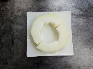 2、似肉不是肉，红烧冬瓜,冬瓜去皮，把冬瓜芯也去掉