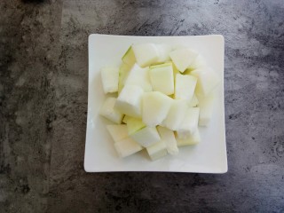 3、似肉不是肉，红烧冬瓜,将冬瓜切成二指宽的方块