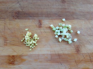 4、似肉不是肉，红烧冬瓜,葱白和生姜切沫