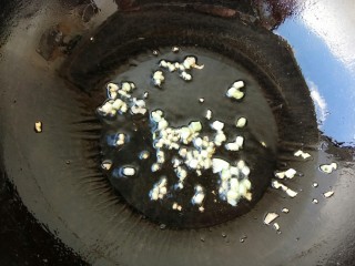 5、似肉不是肉，红烧冬瓜,锅里放入猪油，下入葱姜爆香