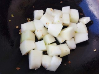 7、似肉不是肉，红烧冬瓜,稍微翻炒一会儿