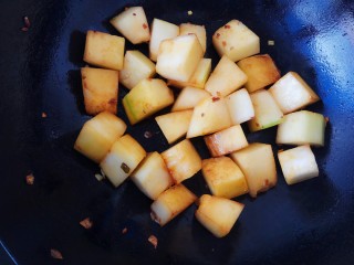 8、似肉不是肉，红烧冬瓜,放入一勺生抽（就是普通的汤少）