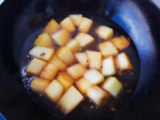 9、似肉不是肉，红烧冬瓜,加入一小碗水