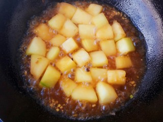 10、似肉不是肉，红烧冬瓜,盖上盖子中火煮8-10分钟