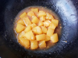 14、似肉不是肉，红烧冬瓜,水淀粉搅拌均匀倒入锅中勾芡