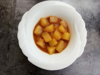 15、似肉不是肉，红烧冬瓜,烧好的冬瓜盛出装盘