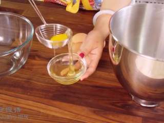 1、摩卡戚风蛋糕,烤鱼预热160度,把蛋黄和蛋清分离,蛋黄放入盆里