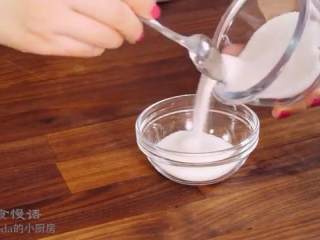 4、摩卡戚风蛋糕,细砂糖倒入玉米淀粉搅拌