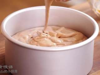 8、摩卡戚风蛋糕,把面糊倒入模具,表面抹平,震两下,放入烤箱烤40分钟