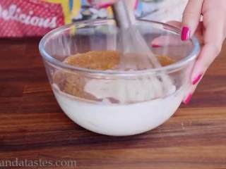 11、摩卡戚风蛋糕,鲜奶油中倒入可可粉、咖啡粉、细砂糖和香草精,用蛋抽拌匀打发