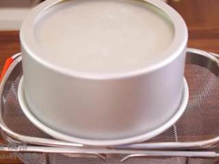 9、摩卡戚风蛋糕,烤好的蛋糕震两下,倒扣在架子上冷却