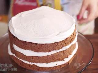 13、摩卡戚风蛋糕,三片蛋糕放好后再抹上奶油