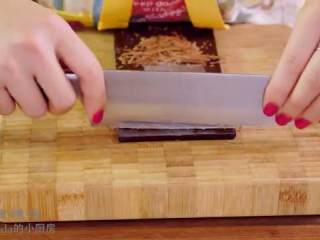 14、摩卡戚风蛋糕,取一块巧克力,用刀反方向刮出巧克力屑