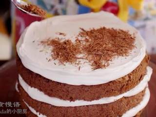 15、摩卡戚风蛋糕,撒在蛋糕表层即可