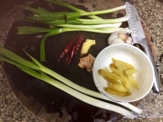 4、酸辣软糯无敌下饭➕泡椒蒜苗烧鱼泡,准备其他配菜：小葱两根，蒜苗六根，蒜一头，姜一小块，泡椒少许，干辣椒四五个
