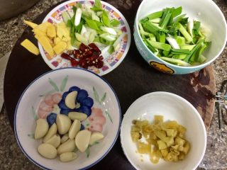 6、酸辣软糯无敌下饭➕泡椒蒜苗烧鱼泡,泡椒切小段，蒜苗斜刀切段，姜切片，葱切小段，干辣椒建成小段